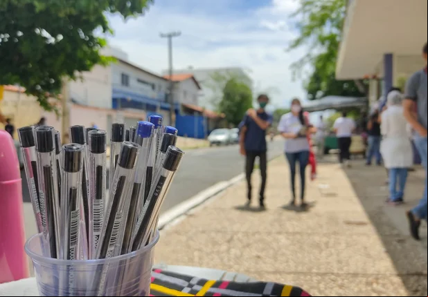 Canetas são vendidas na frente do local de prova do Enem