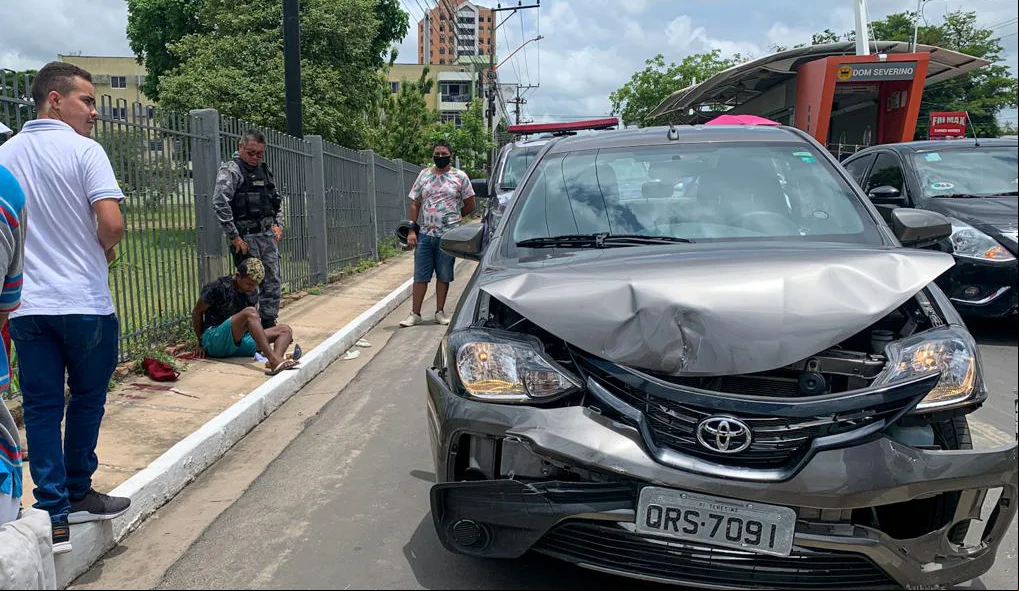 Bandidos abandonaram carro após acidente na zona Leste de Teresina