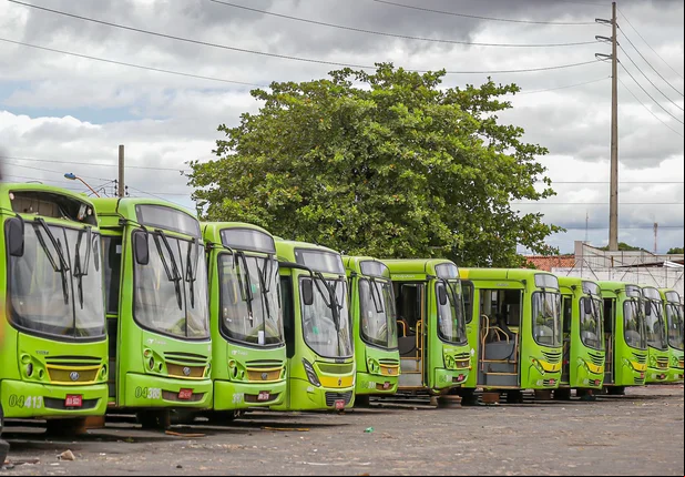Ônibus parados na garagem da transcol
