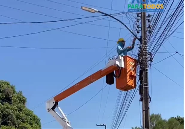 Prefeitura de Altos realiza instalações de lâmpadas de LED