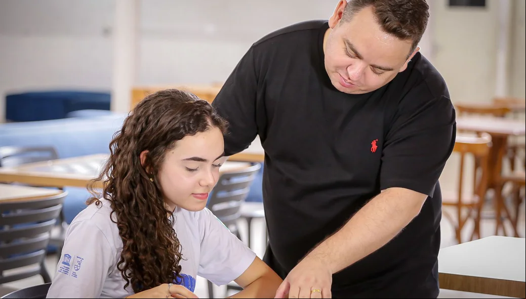 Ana Luiza analisando questões do Enem com seu Professor de Redação