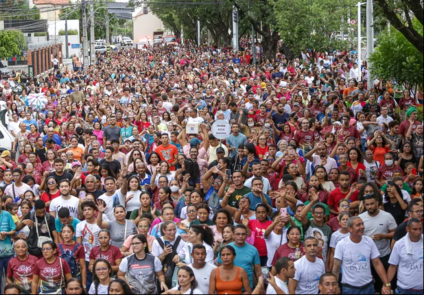 O evento reuniu milhares de fieis na Avenida Frei Serafim