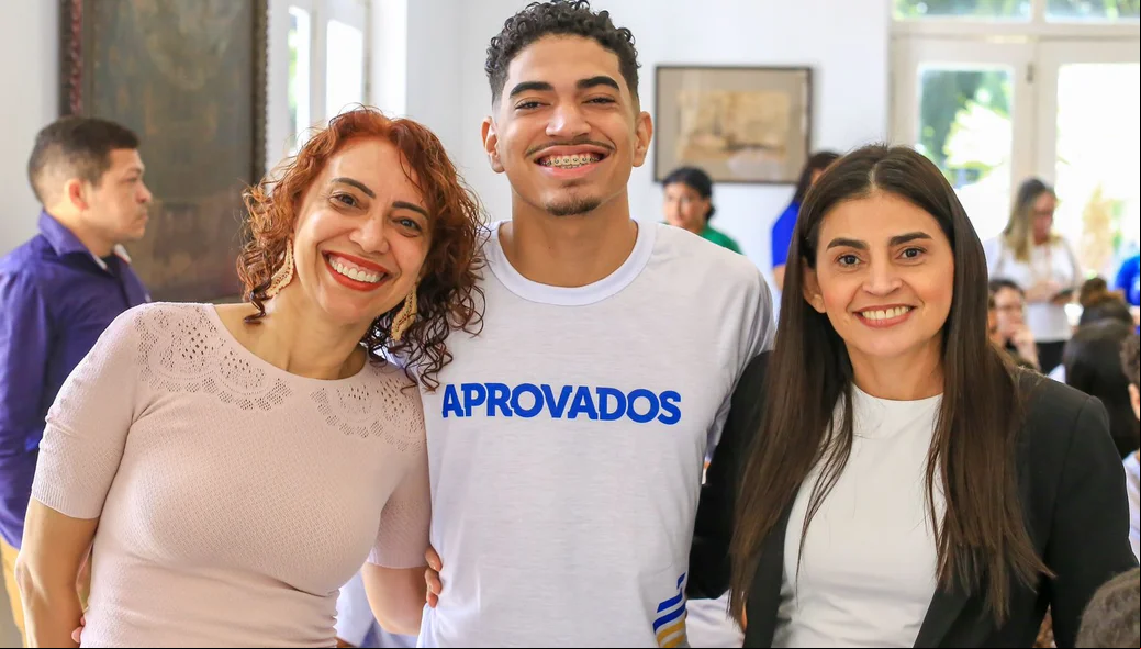 O acadêmico Marcos Victor com sua mãe Ivoneide Matos, à direita, e sua professora Katiuscia Macêdo, à esquerda