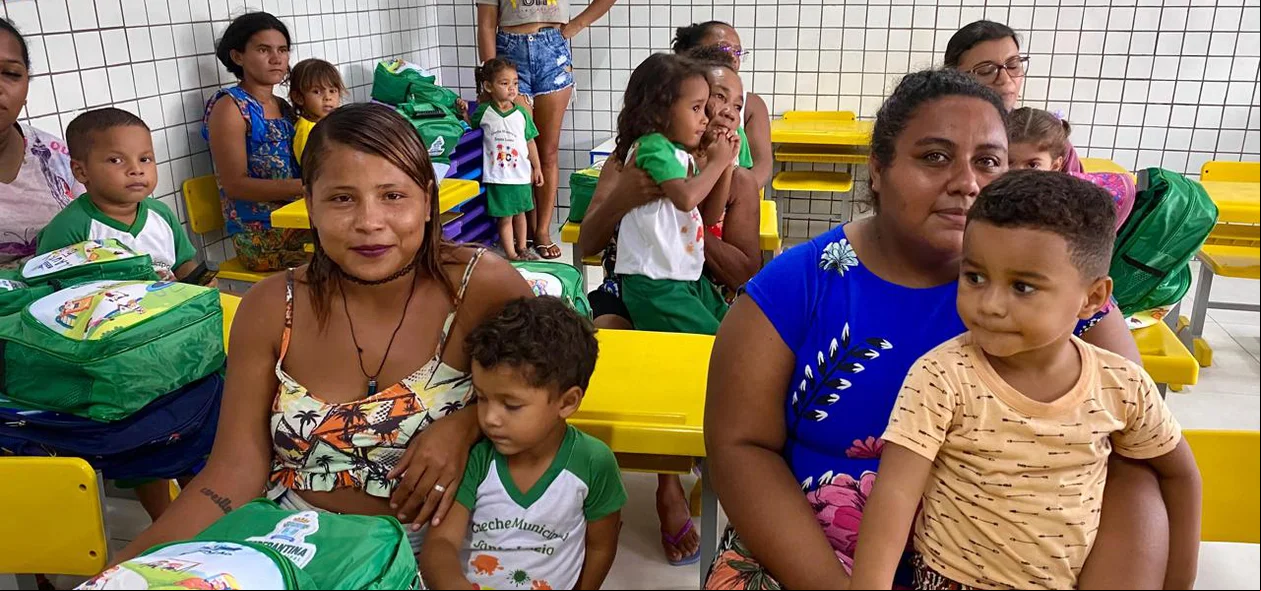 Mães de alunos estiveram nas escolas para receber os kits