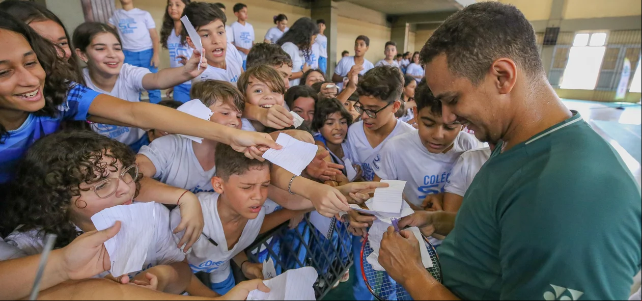 Francielton Farias dando autografos aos alunos
