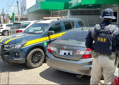 Carro recuperado pela PRF em Teresina