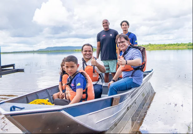 Prefeito Pedro Gomes entrega novo barco à equipe Iporanga Canoagem