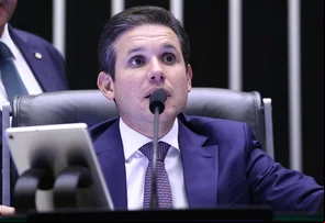 Hugo Motta recua e diz que plenário vai decidir sobre perda do mandato de Carla Zambelli
