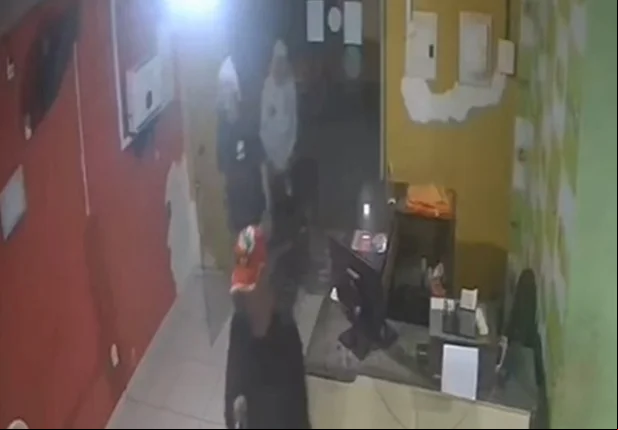 Criminosos renderam clientes e funcionários