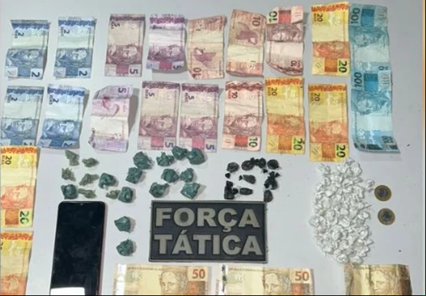 Foram encontrados com o suspeito 60 invólucros com substância análoga ao crac