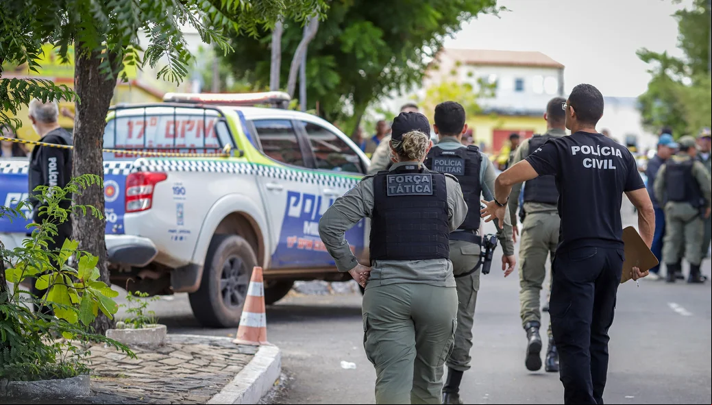 Guarnições da PM no local do crime