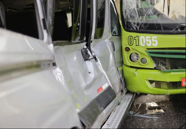 Grave acidente deixa uma mulher grávida ferida
