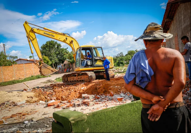 Casa é demolida bairro Água Mineral em Teresina
