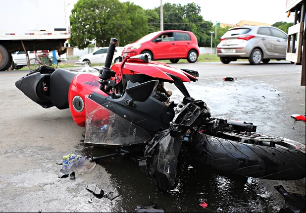 Motociclista fica ferido após colidir em caminhão na BR 343
