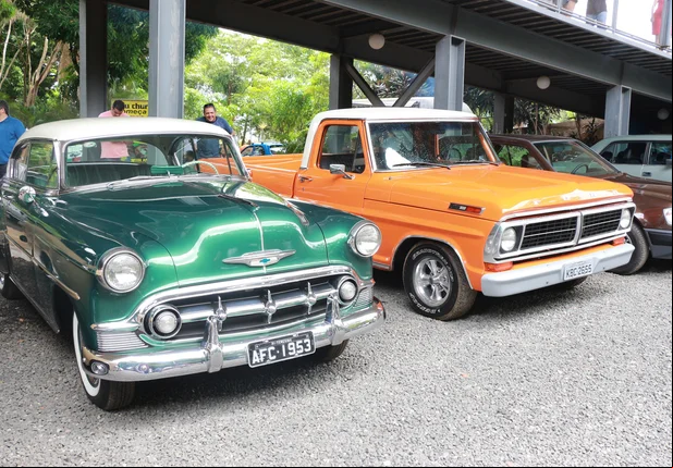Exposição de carros antigos na Ponte Estaiada