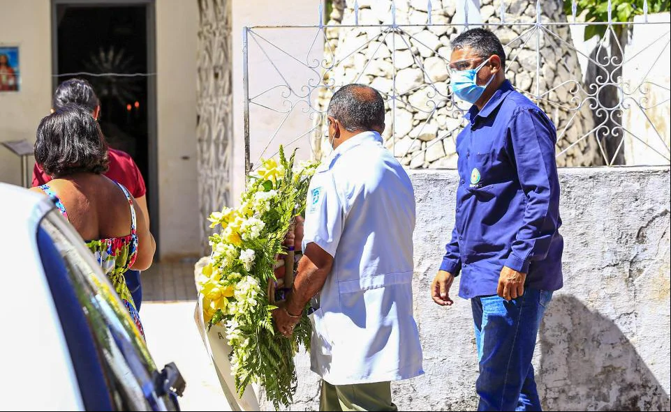 Médico do HPM leva flores em homenagem ao Capitão Adonias