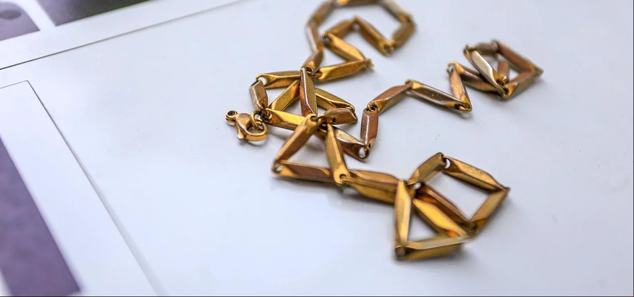 Corrente de ouro encontrada com o acusado