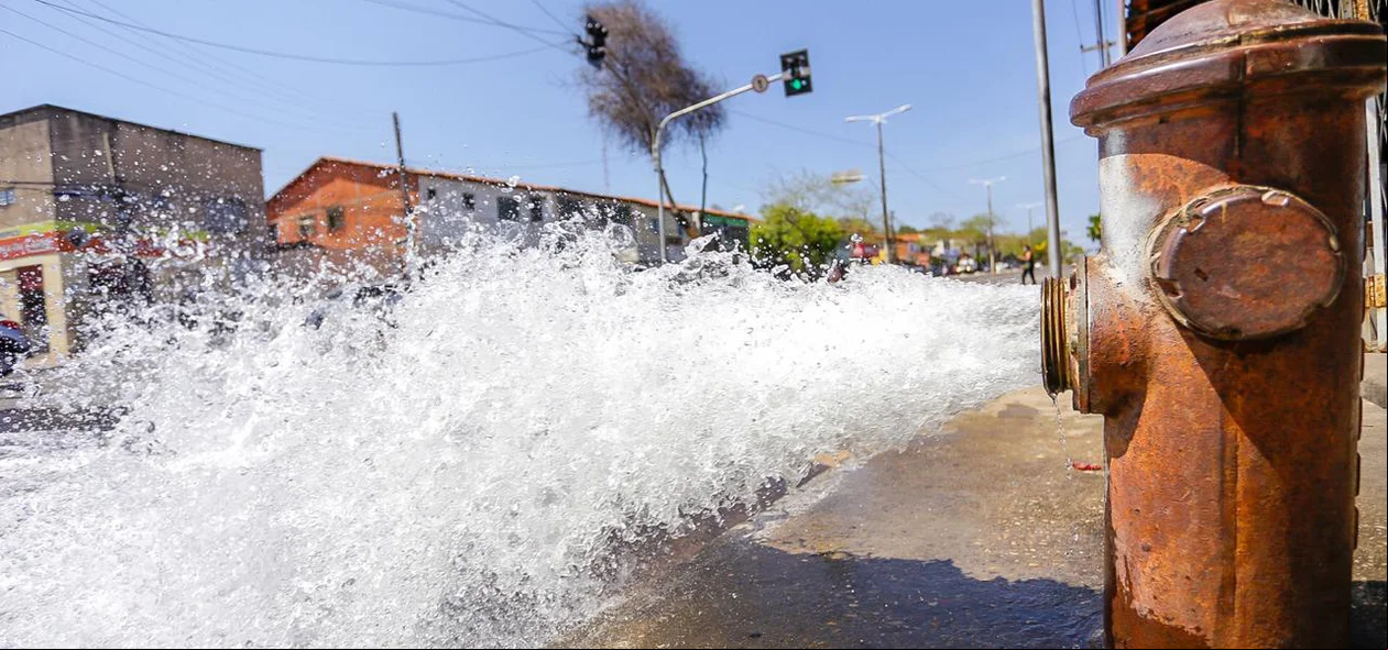 Água sendo desperdiçada na zona norte de Teresina