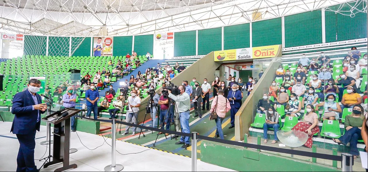 Governador discursando 