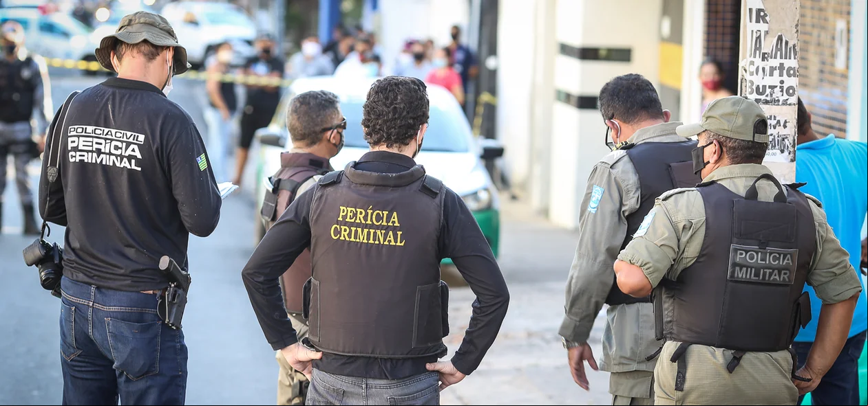 Policiais no local do crime