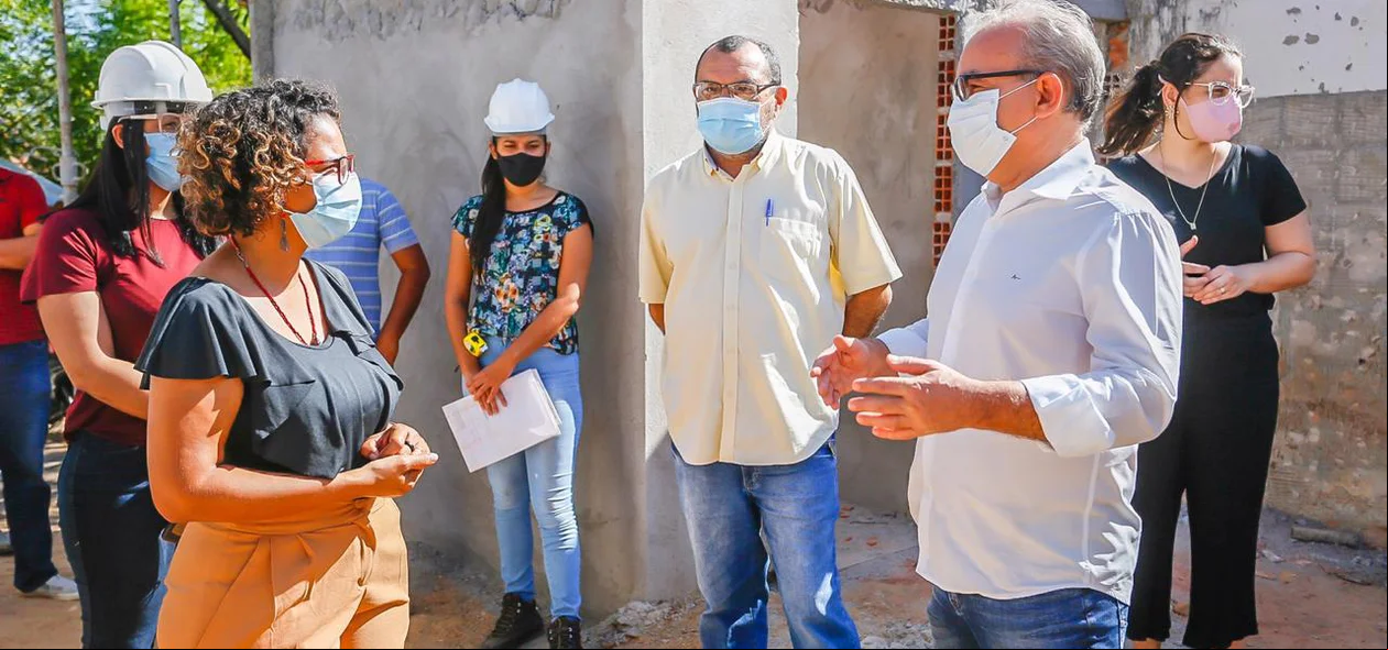 Firmino Filho visita obra de construção de centro de assistência social no bairro Angelim