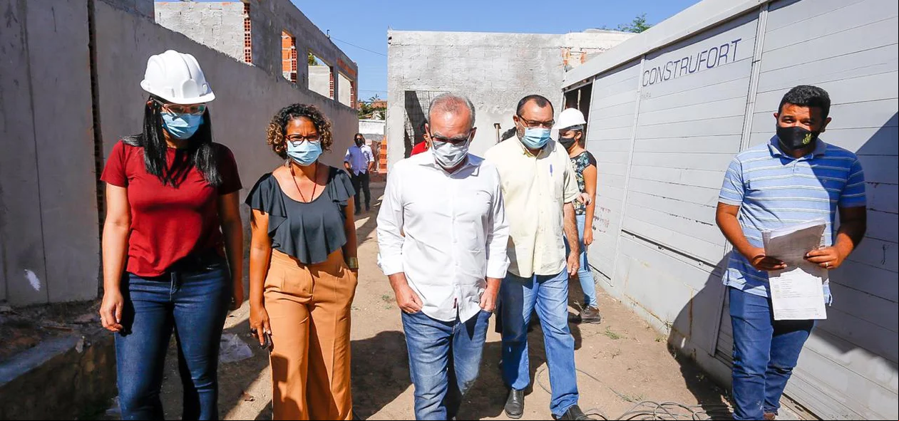 Firmino Filho visita obra no bairro Angelim, zona sul de Teresina