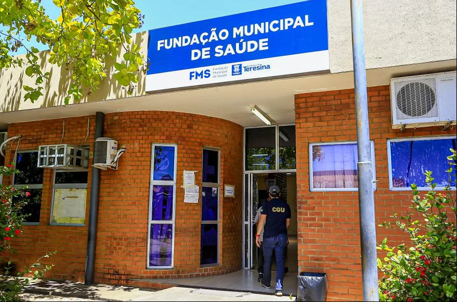 Equipe da CGU na frente da FMS em Teresina