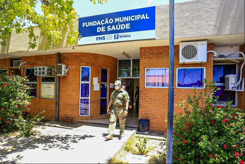 Policiais Federais saindo da Fundação Municipal de Saúde