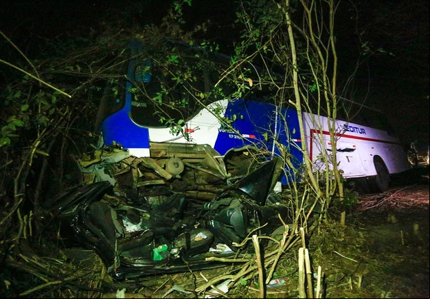 Colisão entre veículos deixa mulher morta na BR 316