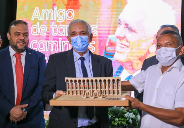 Servidores da Alepi homenageiam deputado Themístocles