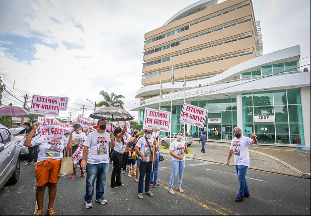 Sindiserm faz manifestação em frente ao Ministério Público em Teresina